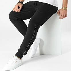 Budget ✔️ Pantalon Jogging Cedar Noir de Classic Series 🧨 -Classic Series Soldes nicce london 297981 0132 K008 0001 20220126T155011 03